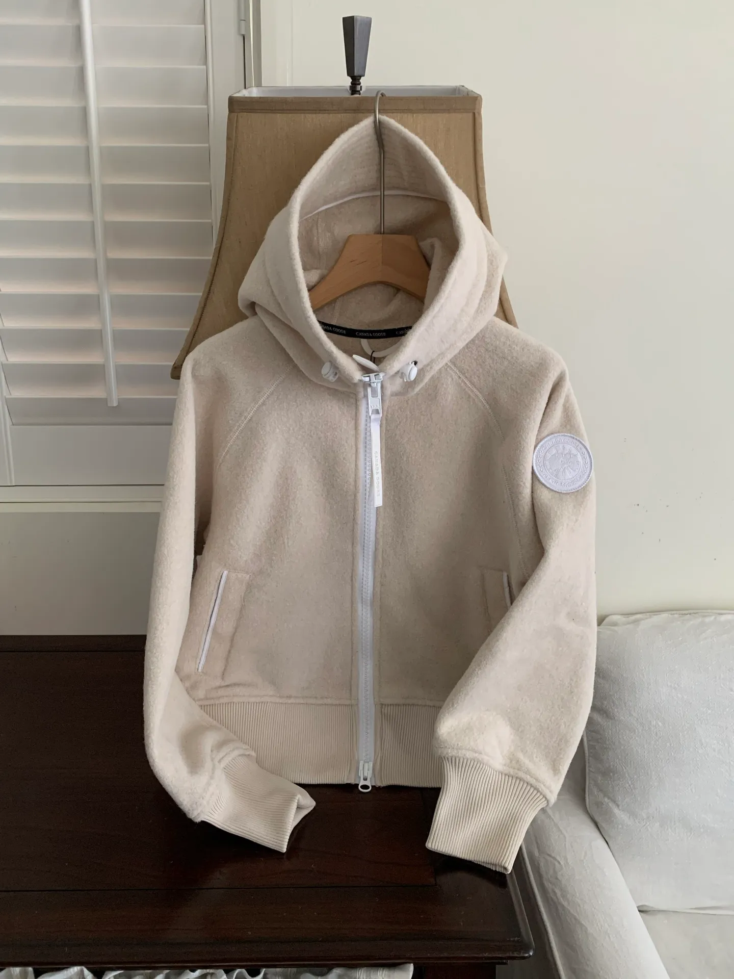 P660 Big Goose White Label Hooded Cashmere Sweatshirt Jacket [Original Mold] [Perfectly Restored] Canada Goose Canada Goose SS22 Chilliwack Humanature 01 Logo Label Zipper Drawstring Hooded Fleece Long Sleeve Bomber Jacket 7102W1 Exclusively customized wool fabric. Only compared with ZP. The popularity of this season’s new style does not require any elaboration. The fabric is warm and comfortable long plush. It is easy to put on and take off. High-tech breathable space cotton liner. It makes the entire garment very stiff and soft, comfortable and lightweight at the same time. Breathable, soft, not sweaty, lightweight, stylish, and non-deformable. The iconic double-striped reflective strips are designed behind the collar and hood. No detail is missed. High-density goose badge. All threaded accessories are customized. Three colors to choose from. Each one is super western. The upper body effect is very high-end. The loose version is not bloated at all. It is quite fashionable. It can be said that it is a very unique design. This year's must-have style is the same for men and women🔥 Color: black color code, dark gray, goose egg yolk Size: XS.-M